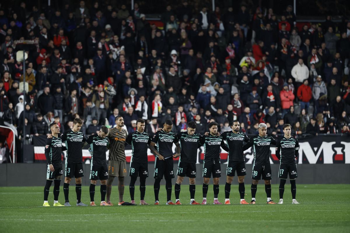 Los jugadores del Betis guardan un minuto de silencio antes del partido.