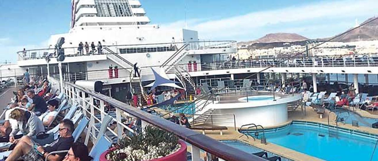 Los cruceros ganan peso en Tui: el de la imagen, ayer en Gran Canaria, es uno de los seis de la naviera Mein Schiff con base en Mallorca.