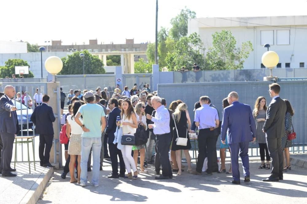 Gran expectación a las puertas del centro