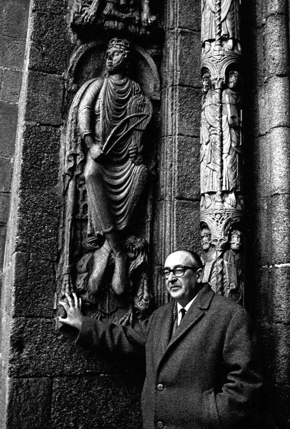 Álvaro Cunqueiro, en la Catedral de Santiago tras recorrer el Camino para escribir un reportaje sobre «una Galicia perdida», en 1962