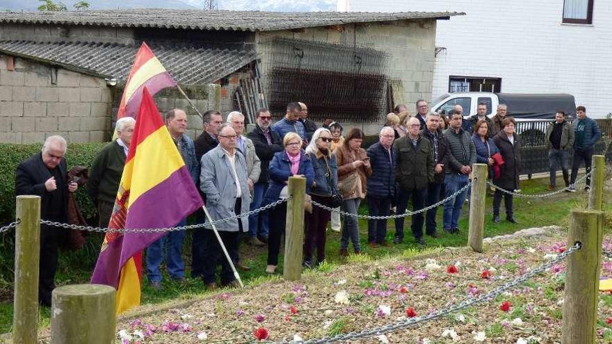 Acto de homenaje, ayer, junto a las fosas comunes de San Miguel de la Barreda.