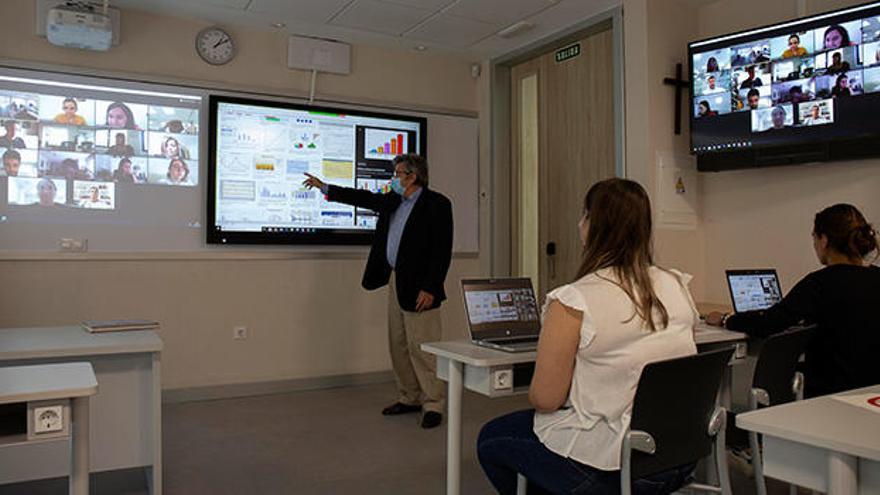 El estudiante que está en casa puede, desde cualquier dispositivo electrónico, estar en clase eligiendo en cada momento con qué cámara quiere seguir la sesión.