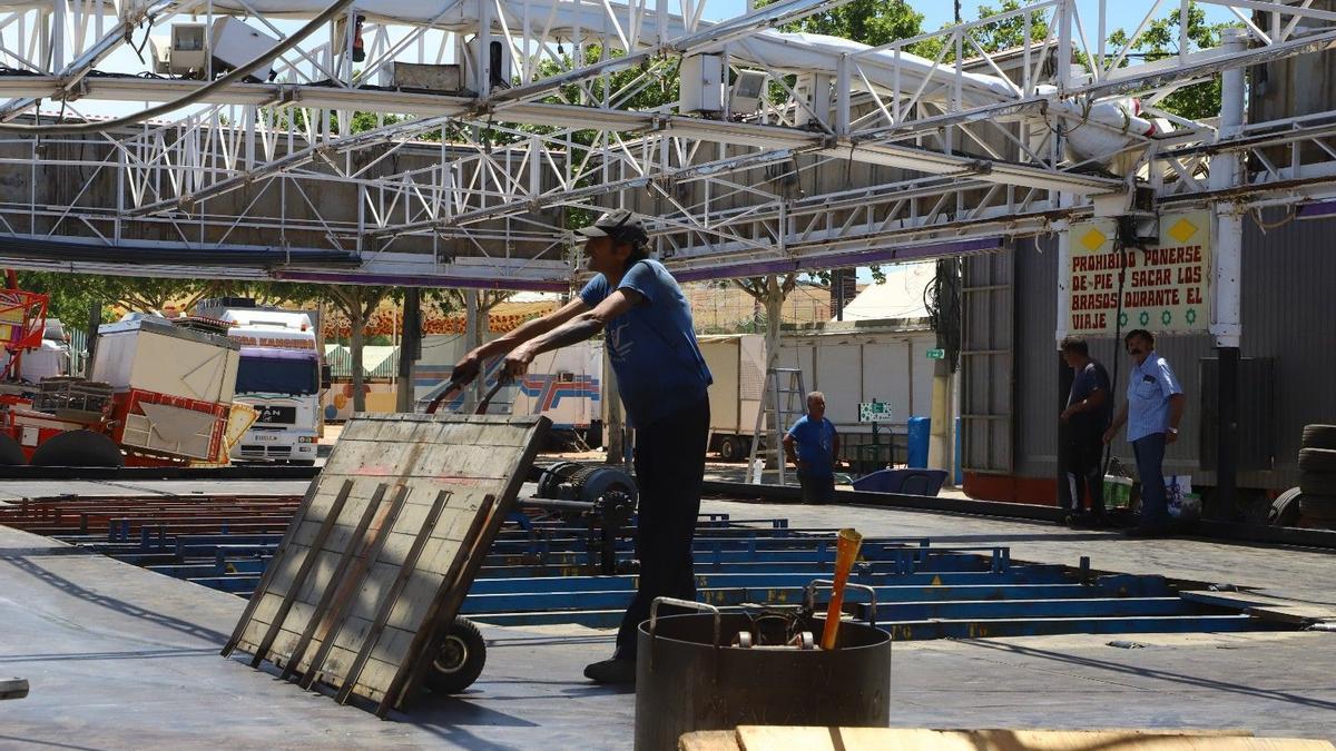 Operarios desmontan las casetas de la Feria, este domingo, en El Arenal.