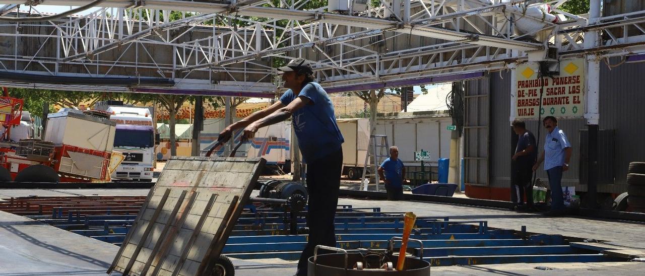 Operarios desmontan las casetas de la Feria, este domingo, en El Arenal.