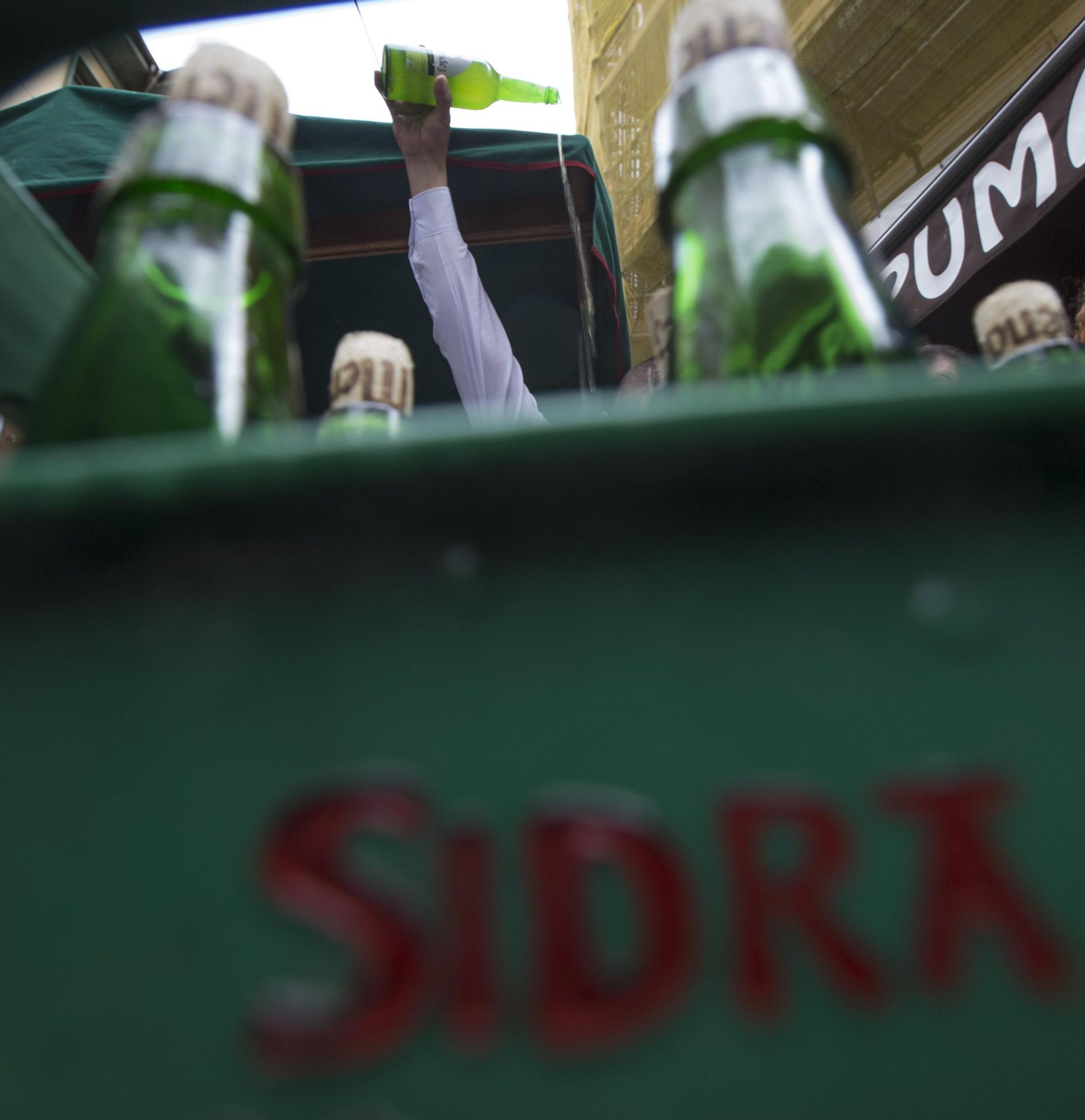 Sidra en caja, y escanciada.