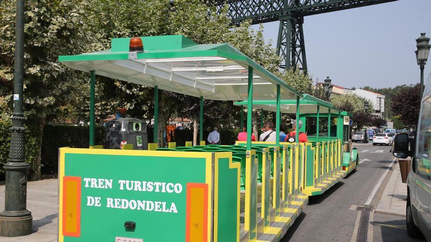 El tren turístico de Redondela por el casco urbano.
