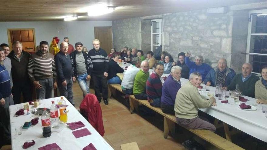 Cervaña celebra su magosto con medio centenar de personas. La parroquia silledense de Cervaña celebró ayer un magosto en el local social al que asistieron un total de 50 personas. La cita organizada por la comisión de fiestas de la parroquia contó con un menú formado por pulpo, churraco y, como no, castañas.