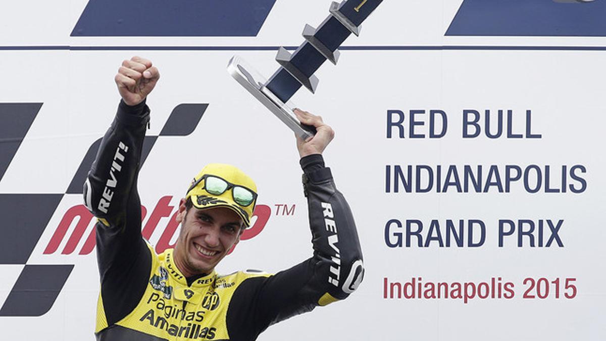 Àlex Rins, en el podio de Indianápolis, con el trofeo que lo acredita como ganador del gran premio