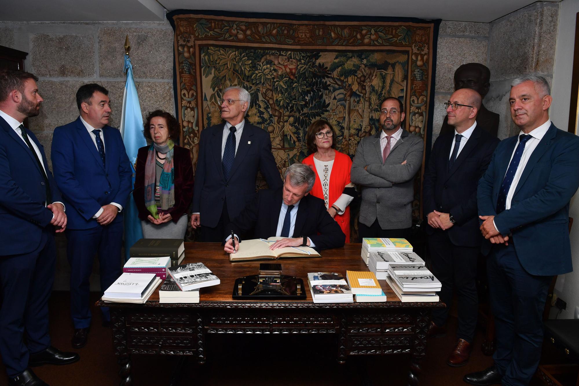 La Real Academia Galega y la Xunta firman el convenio para el traslado de fondos a una nave de Pocomaco