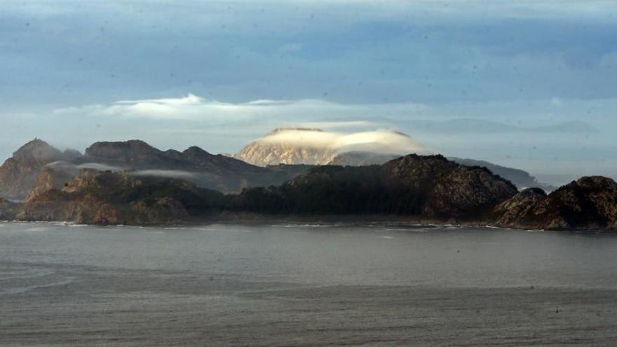 Vista de las Cíes desde Baiona. // Marta G. Brea