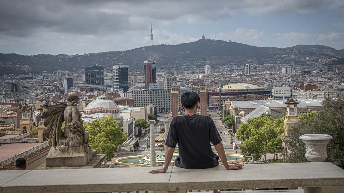 Vistas desde Montjuïc a la ciudad de Barcelona en un día de nubes y bochorno con mucho calor.