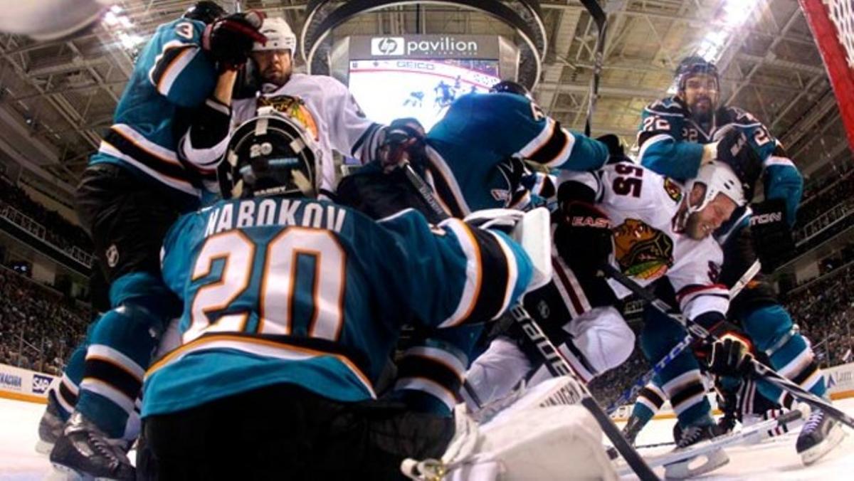 El jugador dels Chicago Blackhawks, Ben Eager, és abatut davant la porteria del San Jose Sharks durant la sèrie final del campionat d’hoquei nord-americà.