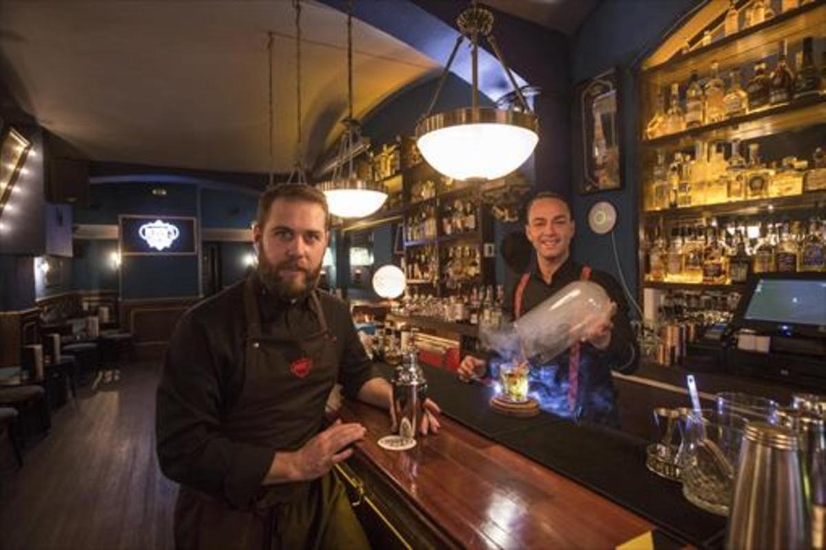 EN ESTA BARBERÍA SIRVEN CÓCTELES_MEDIA_2