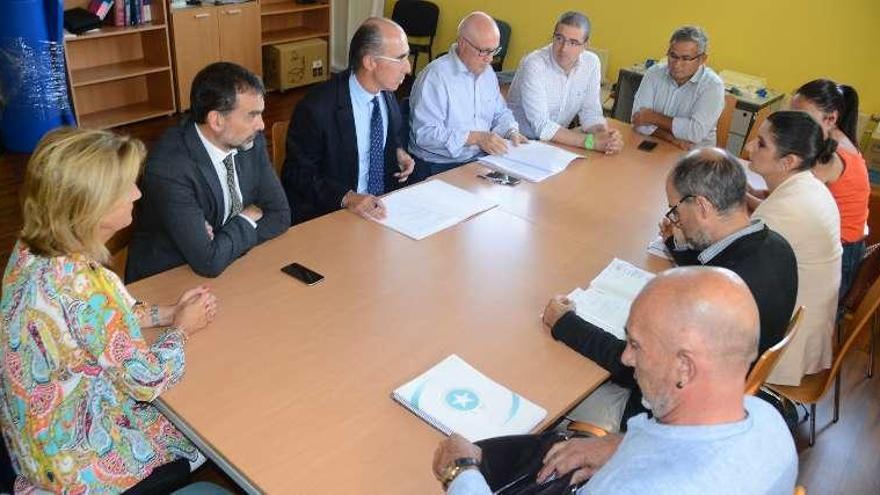 El conselleiro -arriba en el centro- durante la reunión en Moaña. // G. N.