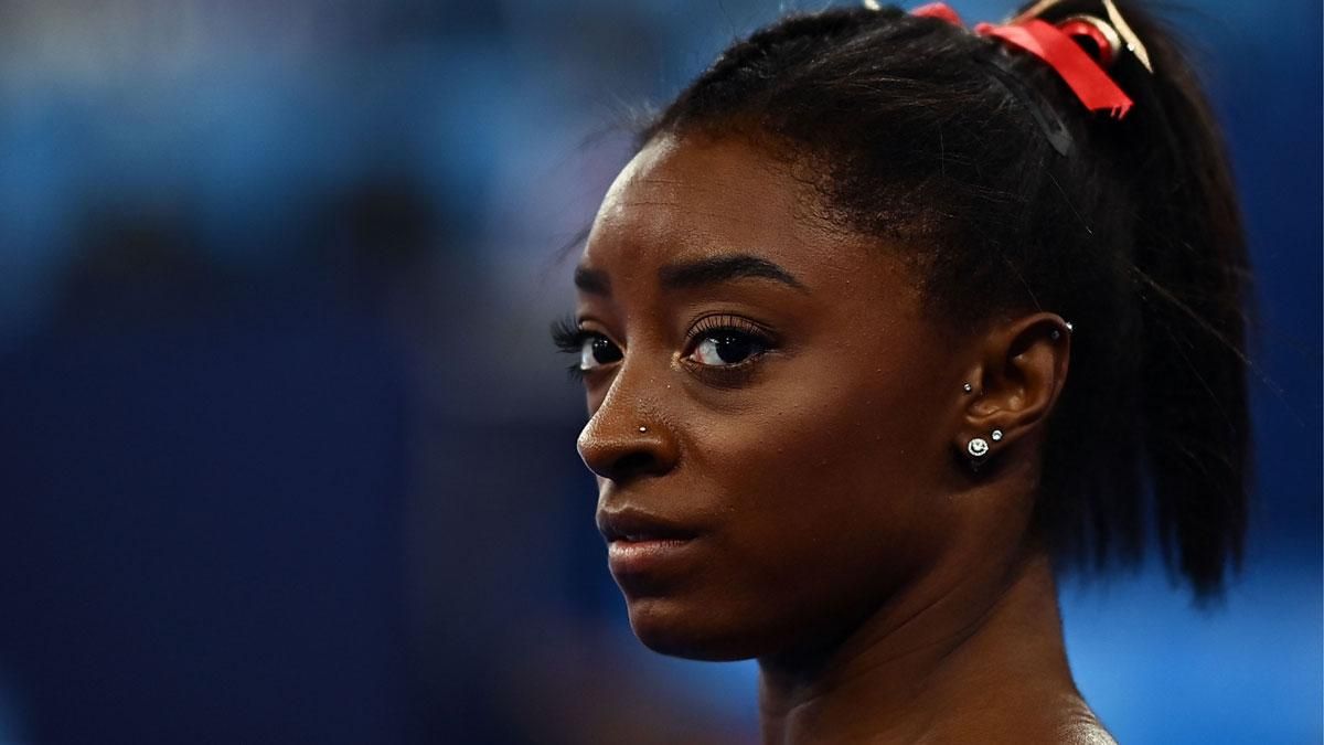 Simone Biles en una foto tomada instantes antes de empezar a competir en una prueba, en Tokyo