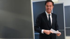 El primer ministro holandés, Mark Rutte, tras depositar su voto.