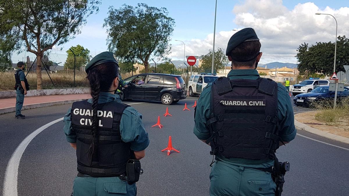 Agentes de la Guardia Civil, durante un control.