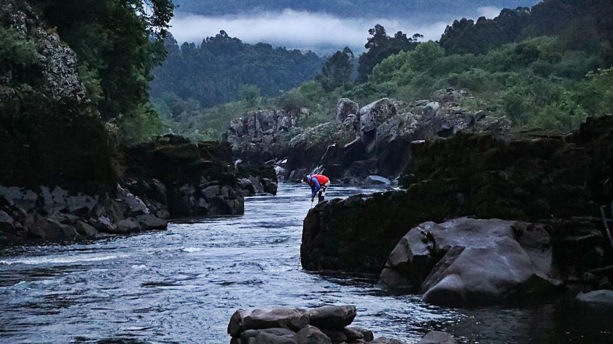 Pesqueiras en el río Miño a su paso por Abro