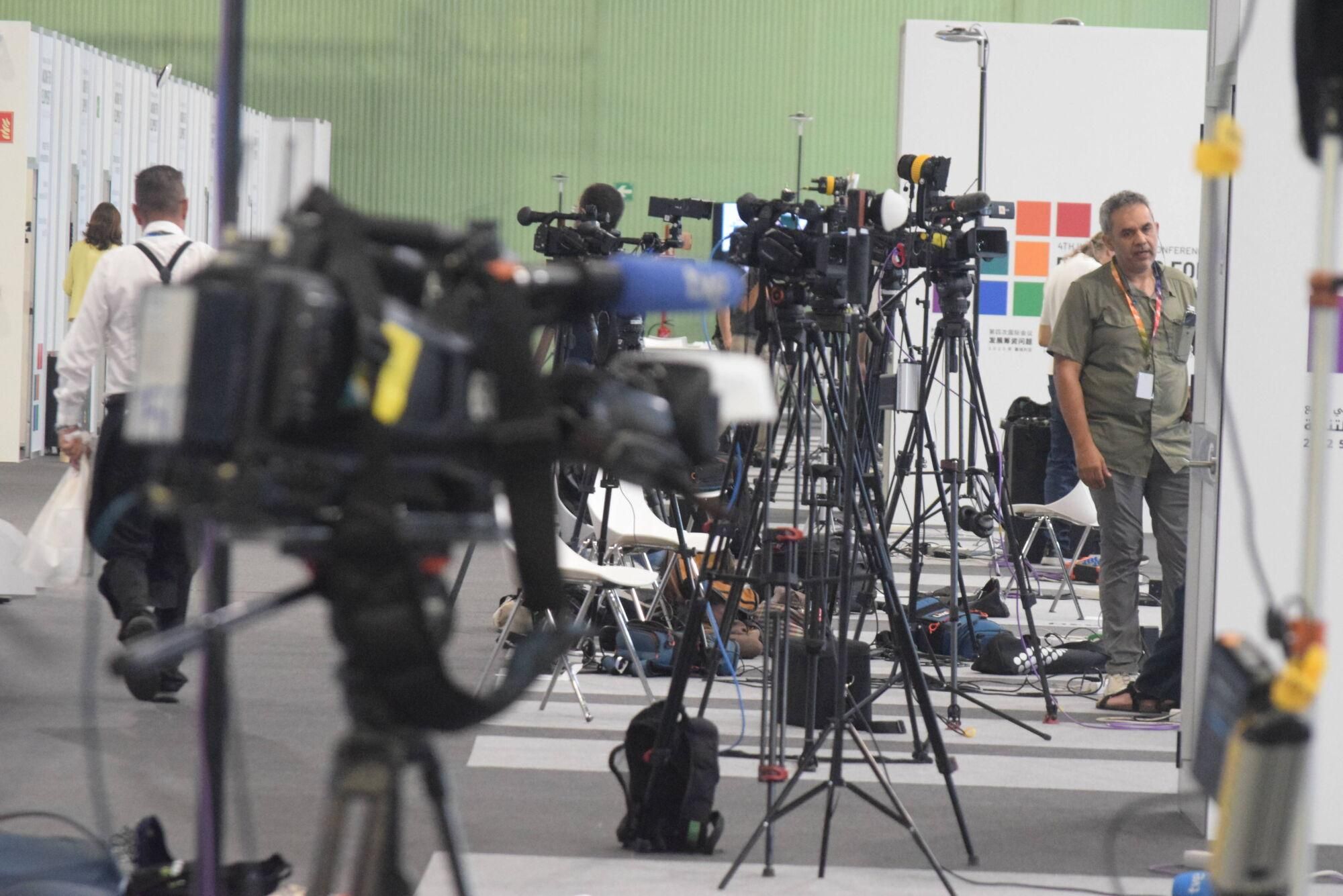 Medios de comunicación en el pabellón de prensa de la IV Conferencia Internacional para la Financiación al Desarrollo de la ONU