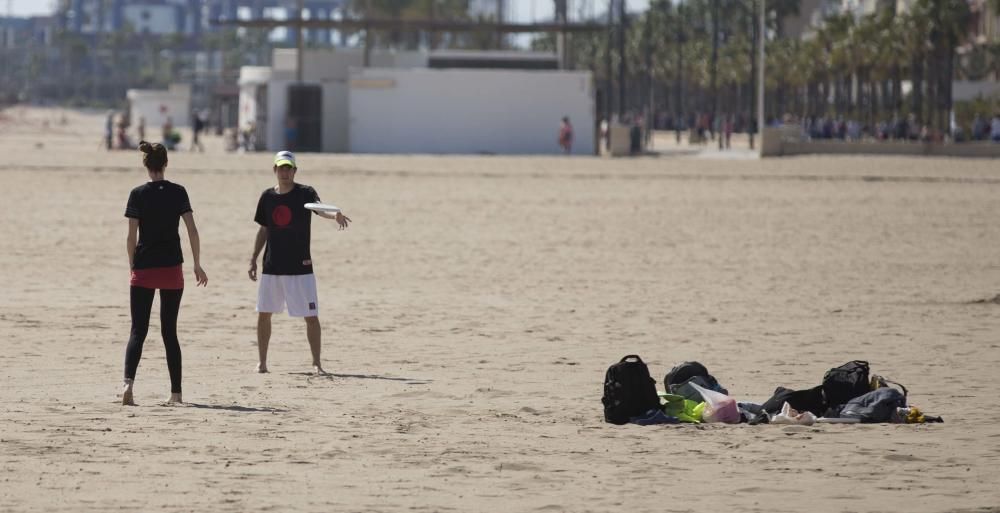 Numerosas personas han disfrutado de la jornada festiva y el sol en la playa.