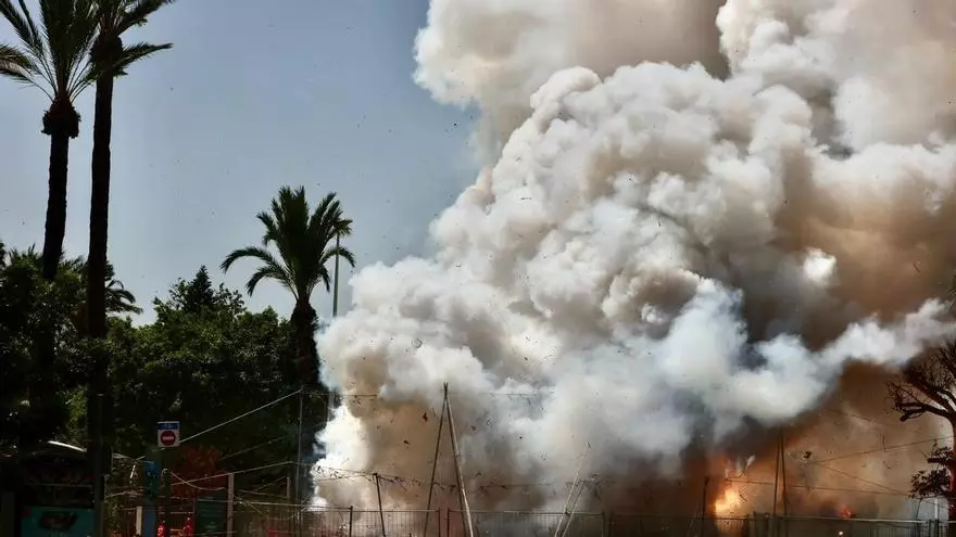 Elche tiembla con la mascletà de la pirotecnia Alto Palancia