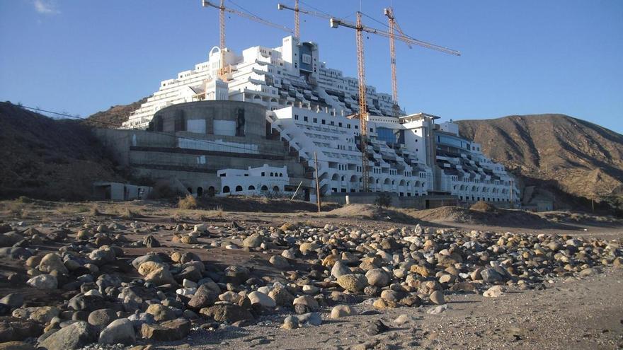 Greenpeace pide que se derribe el hotel de El Algarrobico