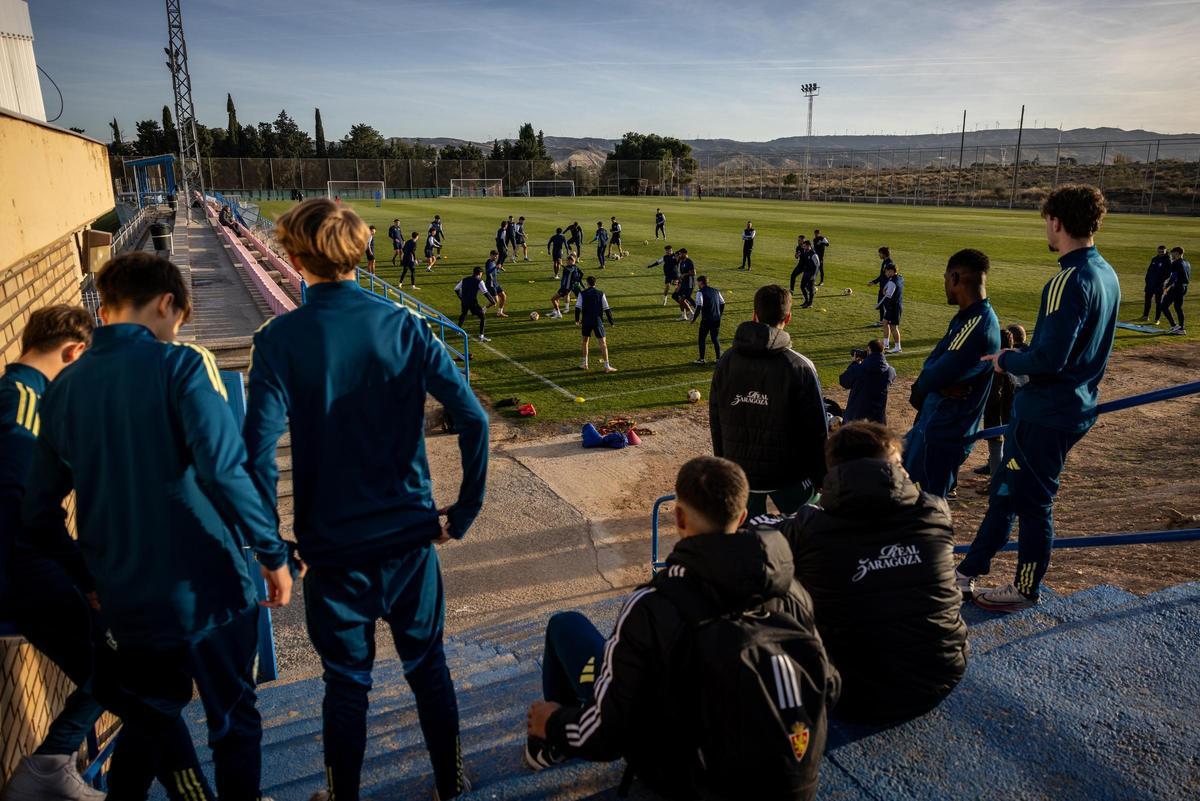 Varios canteranos del Real Zaragoza ven el entrenamiento del Ebro para el partido de Copa.