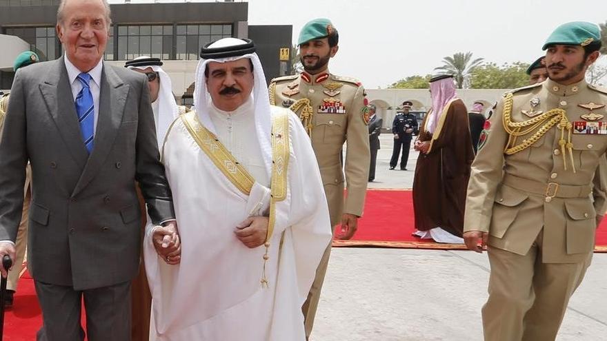 El rei Joan Carles I, al costat de l&#039;sultà de Bahrain Hamad Bin Isa A l&#039;Khalifa, al maig de l&#039;any 2014 a Manama, capital de país.