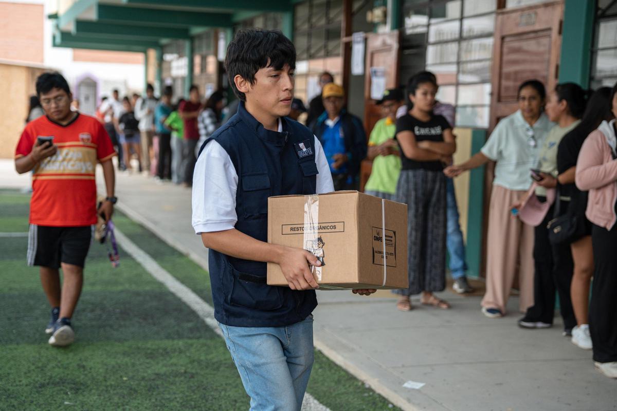 Un integrante de la Oficina Nacional de Procesos Electorales (ONPE) en el distrito de Lurín, Perú, el lunes 13 de abril de 2026