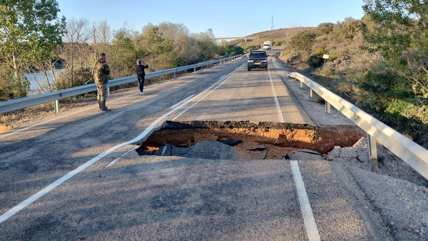 Alerta en Villardeciervos: Se hunde la carretera