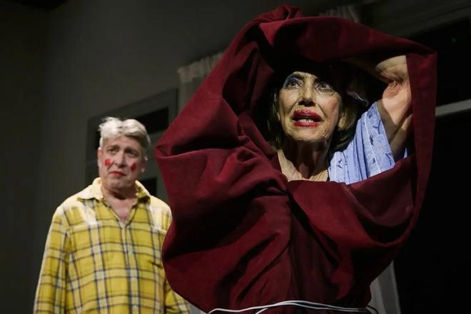Crítica de la 'Dinamarca' podrida de Lluïsa Cunillé, donde brillan las interpretaciones de Imma Colomer y Pere Arquillué