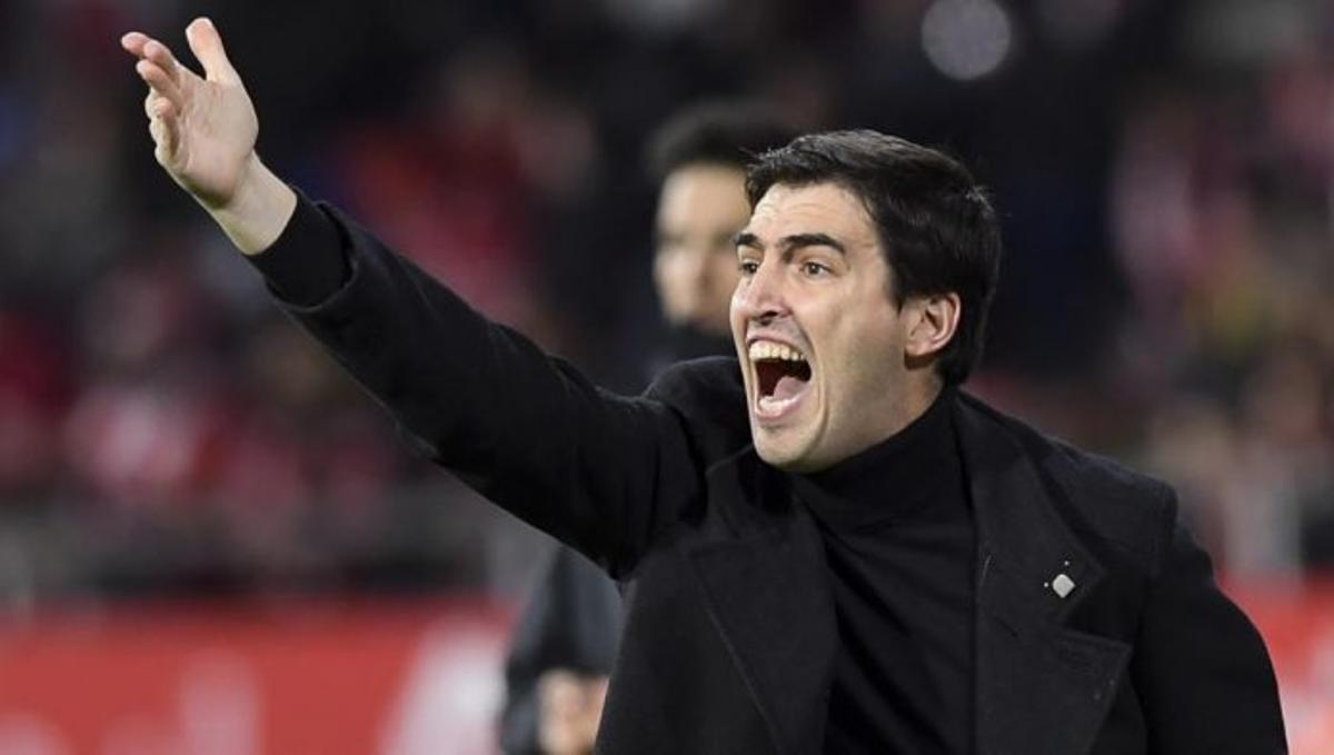 Iraola, entrenador del Rayo, gesticula durante un partido. 