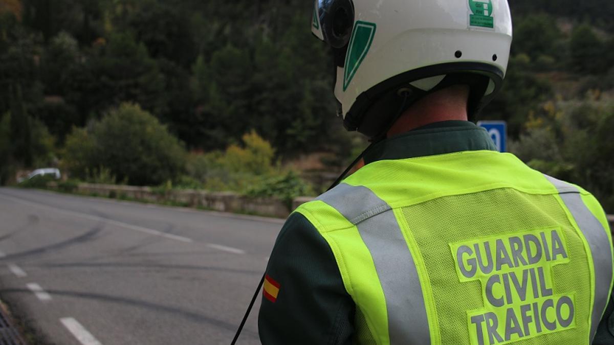 Un motorista de la Guardia Civil de Tráfico en la carretera de la Serra de Tramuntana