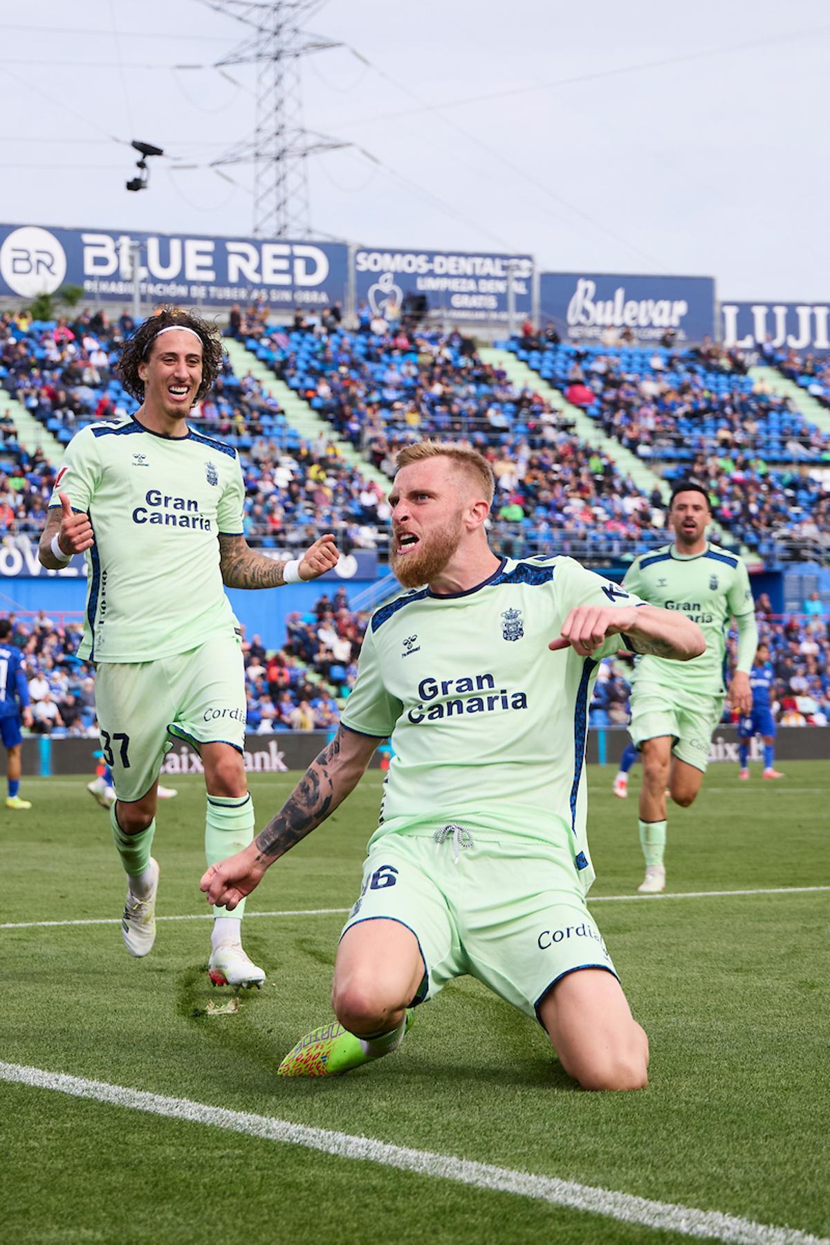 McBurnie festeja su tanto en el Coliseum.
