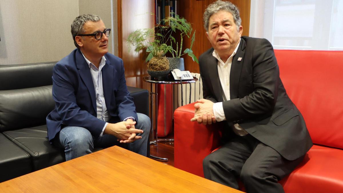 Miguel Anxo Fernández Lores recibe a José Manuel Rey García