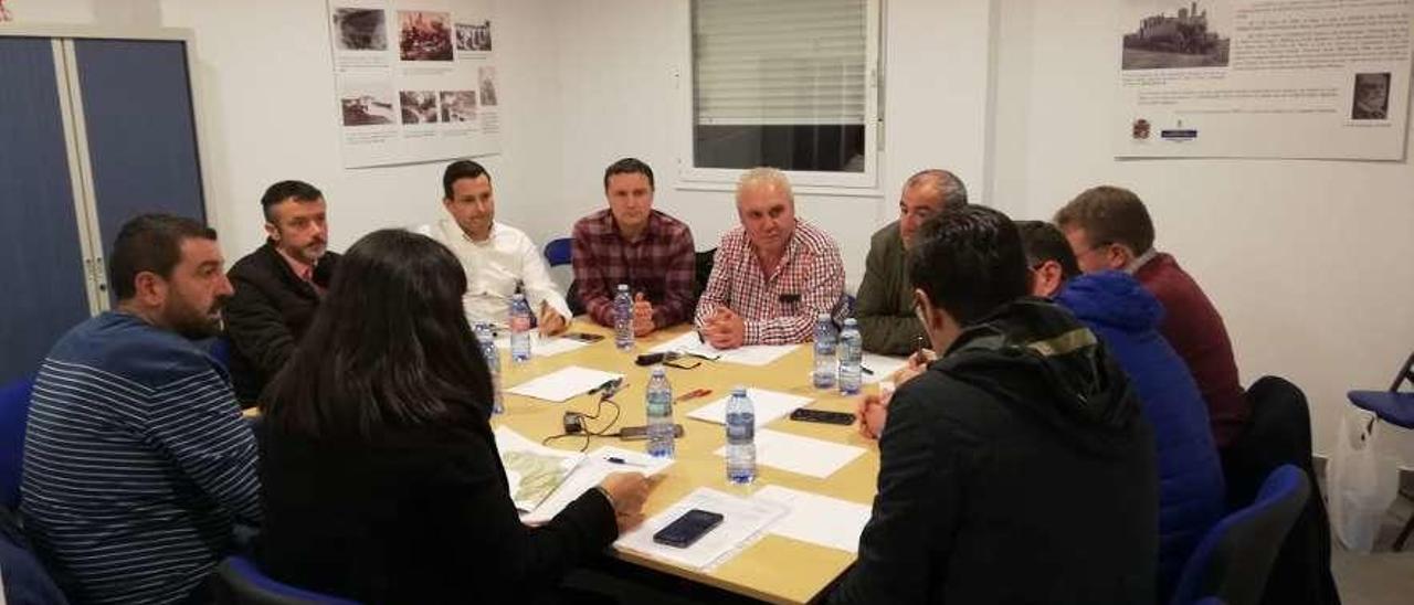 Técnicos y políticos reunidos el martes en el Ayuntamiento santirseño.