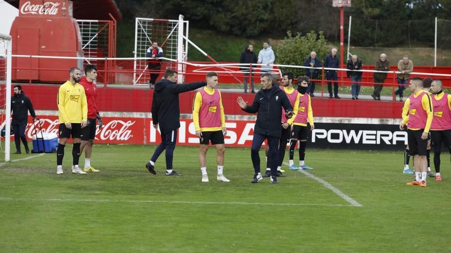 Djukic da una indicación a la plantilla durante el entrenamiento.