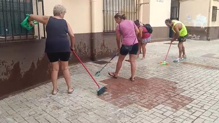Vecinos de Dos Hermanas limpian las calles del barrio