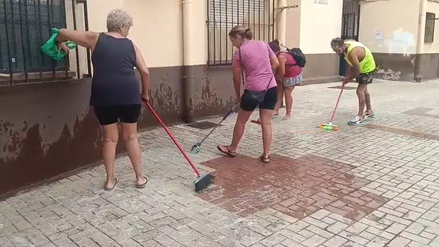 Vecinos de Dos Hermanas se organizan para limpiar las calles del barrio