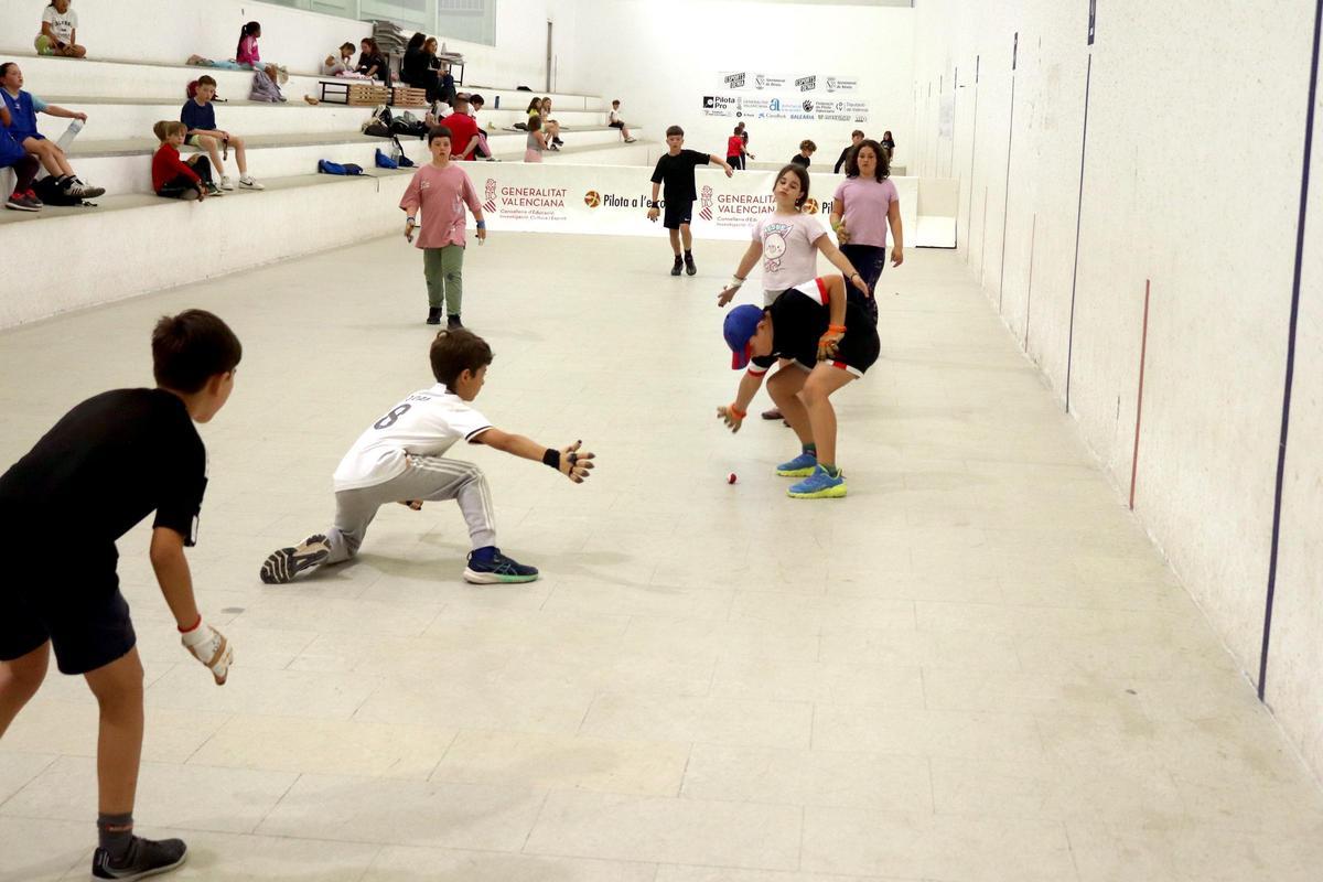 El trinquet i el frontó de Dénia van albergar la sisena Trobada de Primària del curs.