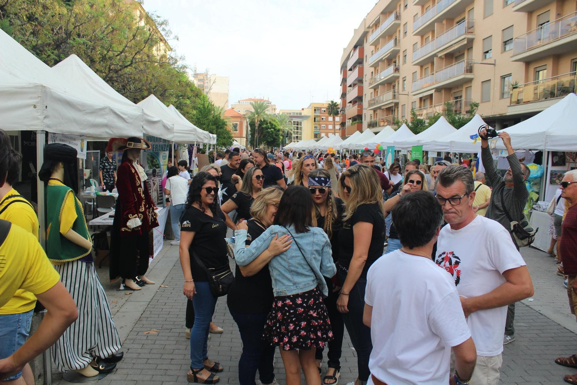 La Feria de Asociaciones llena la calle la Vía de entidades sin ánimo de lucro