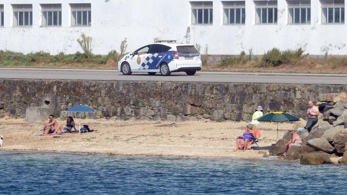 Una patrulla de la Policía Local acude a la playa de O Castelete, tras ser avisados por la presencia de tres nudistas. 