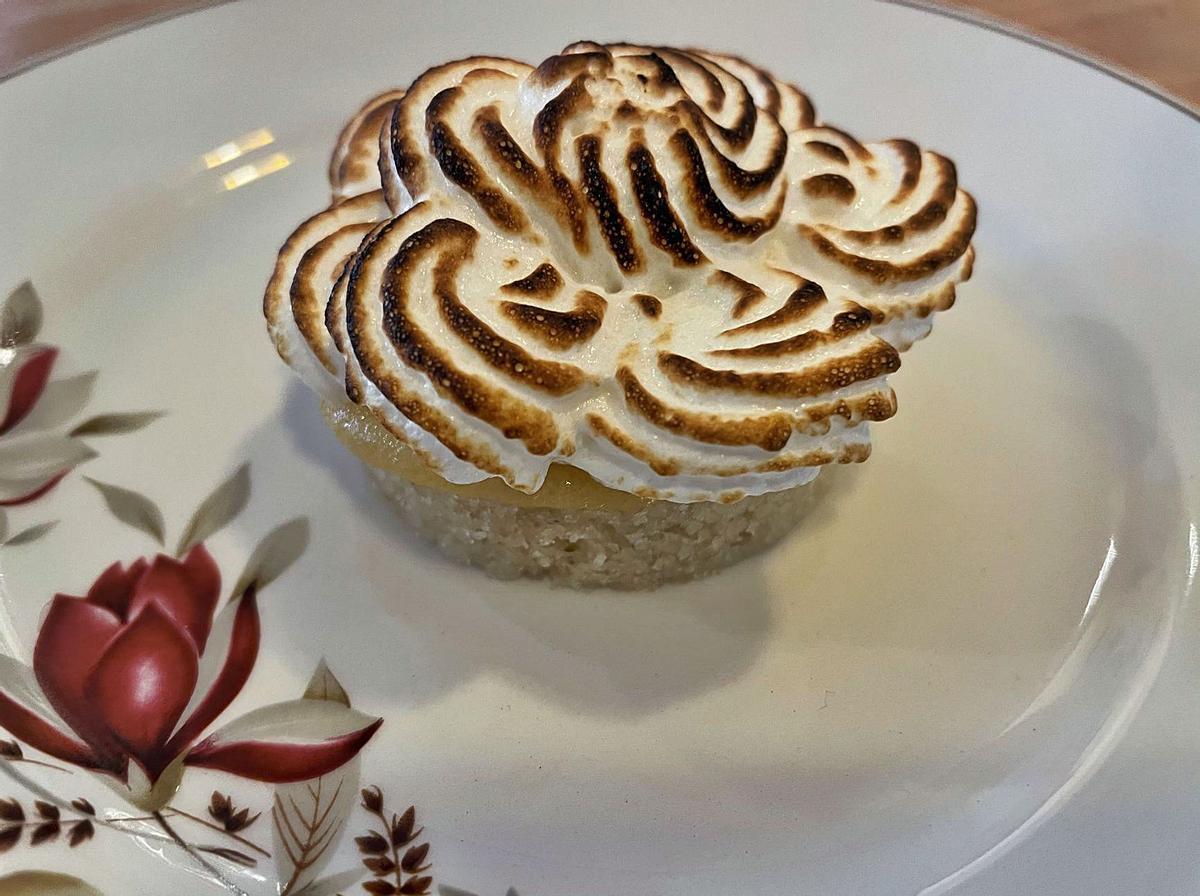 Plat de gloria, un postre hecho con bizcocho de almendra y merengue.