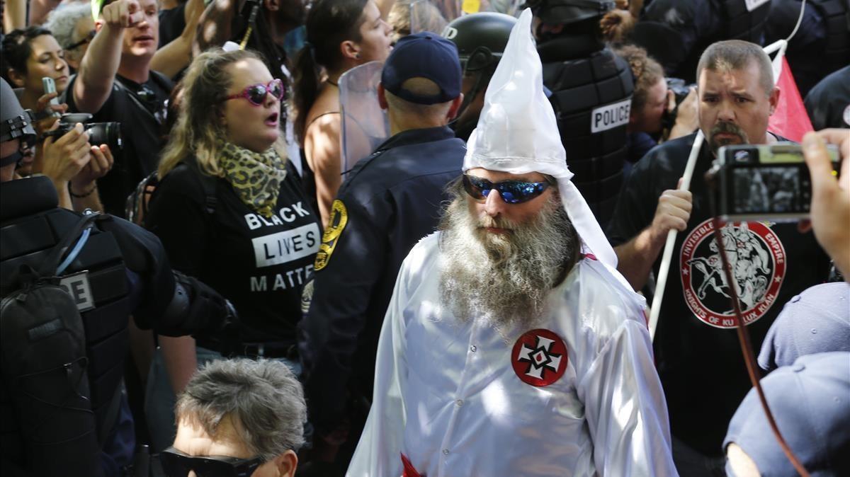 Miembros del KKK en la manifestación de Chralottesville en Virginia.