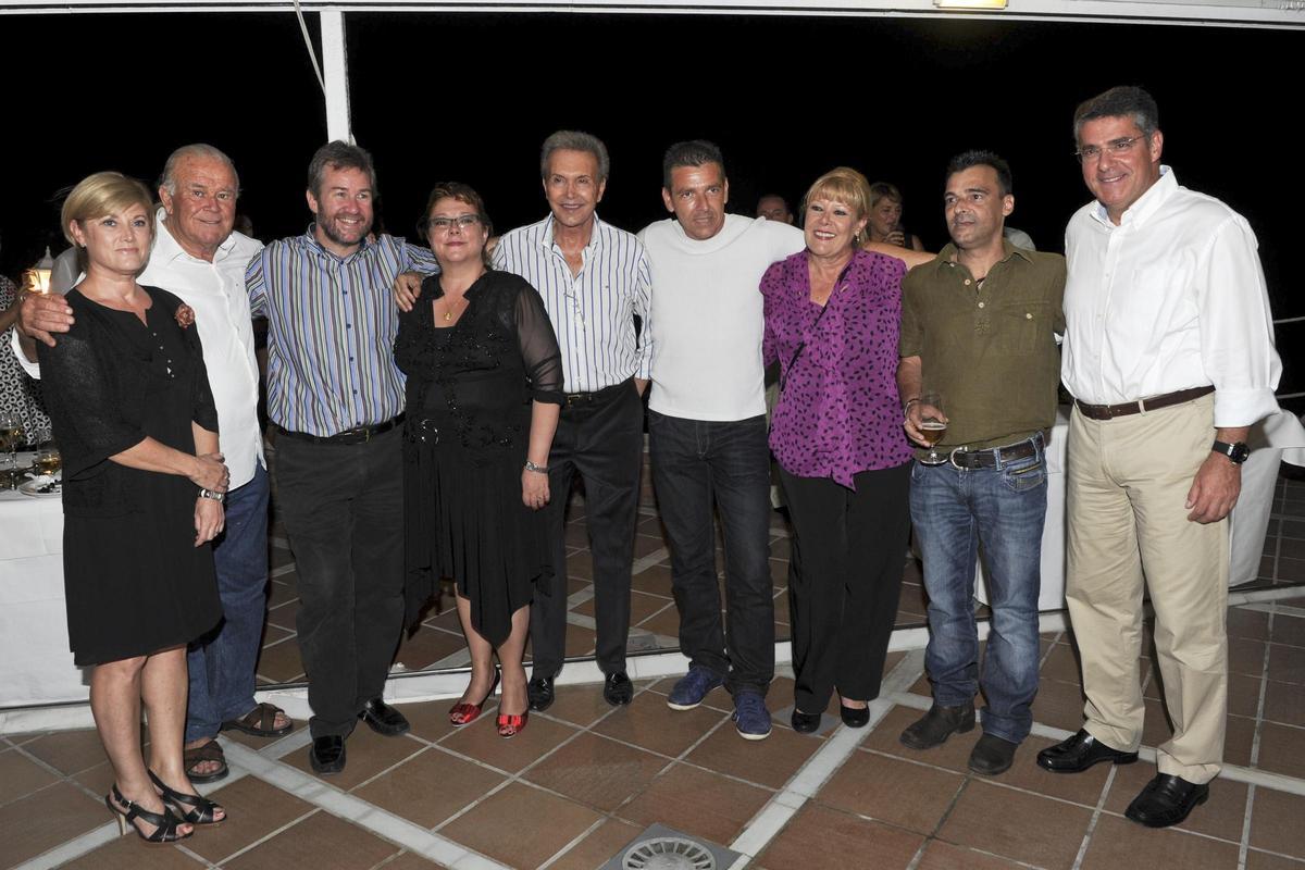 Pilar Torres (izq) junto al elenco de 'Verano Azul'