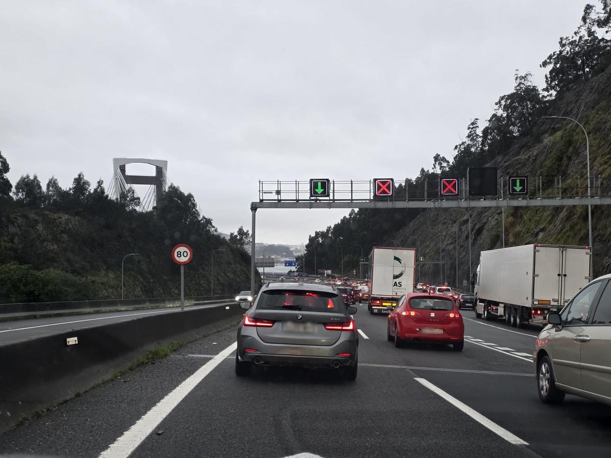Retenciones en la entrada de Rande hacia Vigo debido a la avería de un camión.