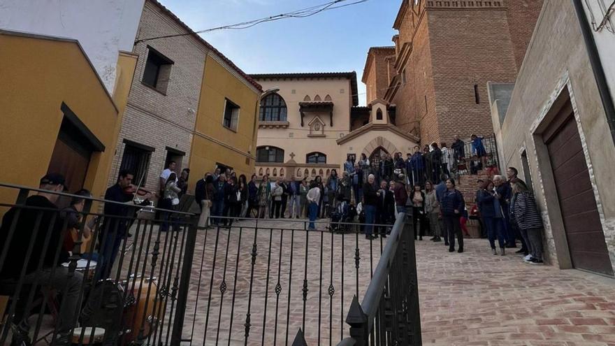 El aspecto actual de la plaza, con la nueva barandilla de forja y la torre de la iglesia al fondo. | SERVICIO ESPECIAL