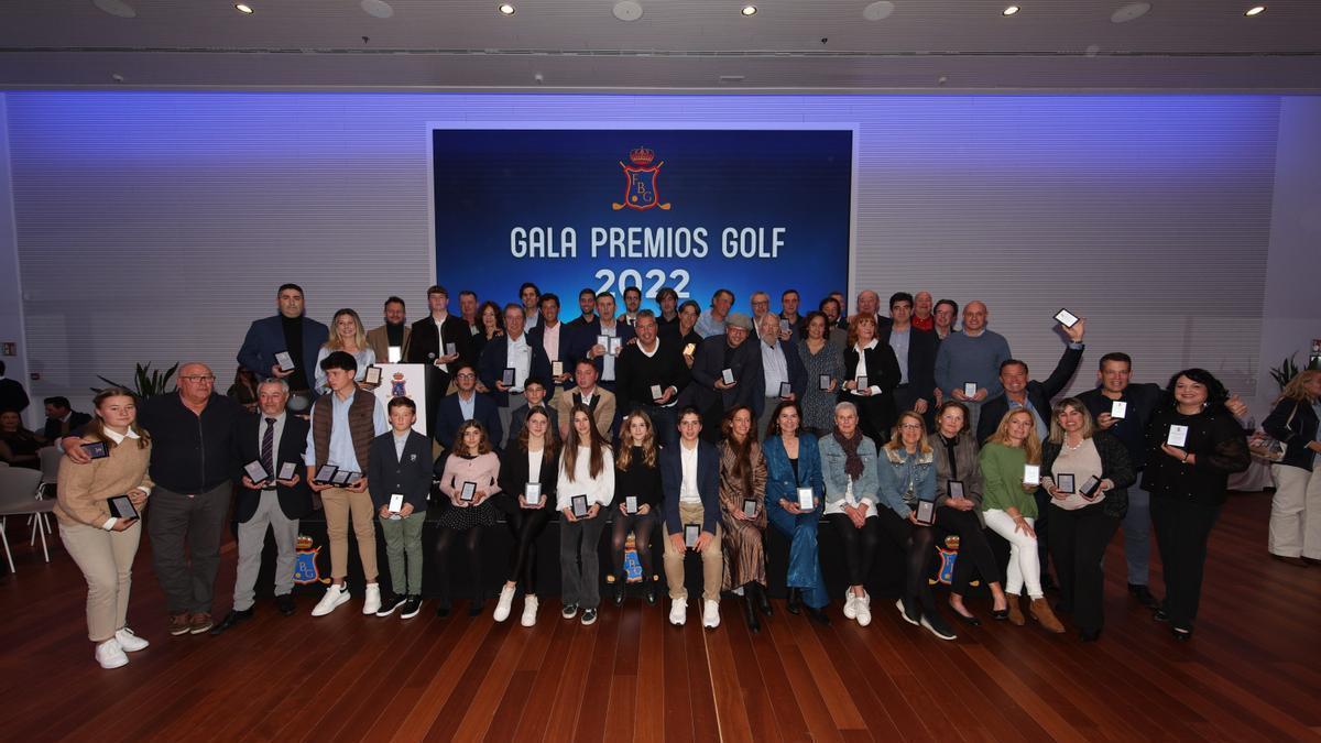 Foto de familia de los premiados en la Gala de la Federación Balear de Golf