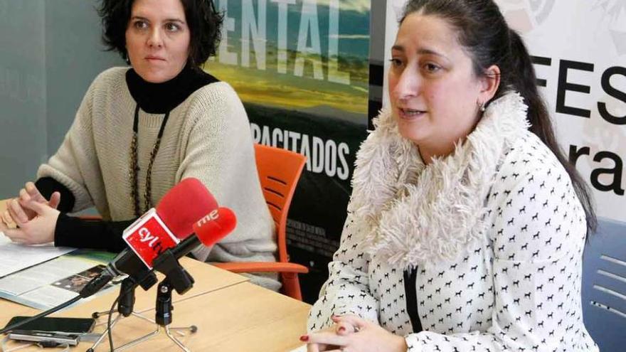 Desde la izquierda, Patricia Quintanilla y Mónica Muélledes, en la sede de Feafes Zamora.