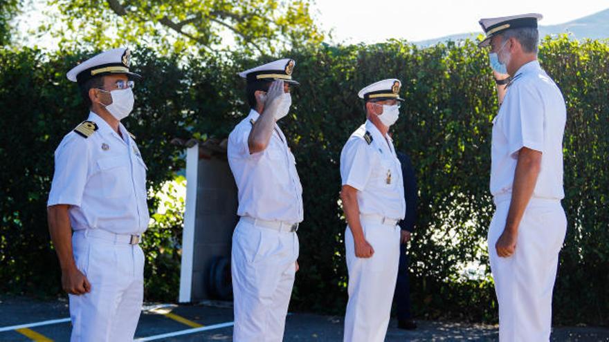 El rey recibe el apoyo de 200 personas en su visita a la Naval del Miño